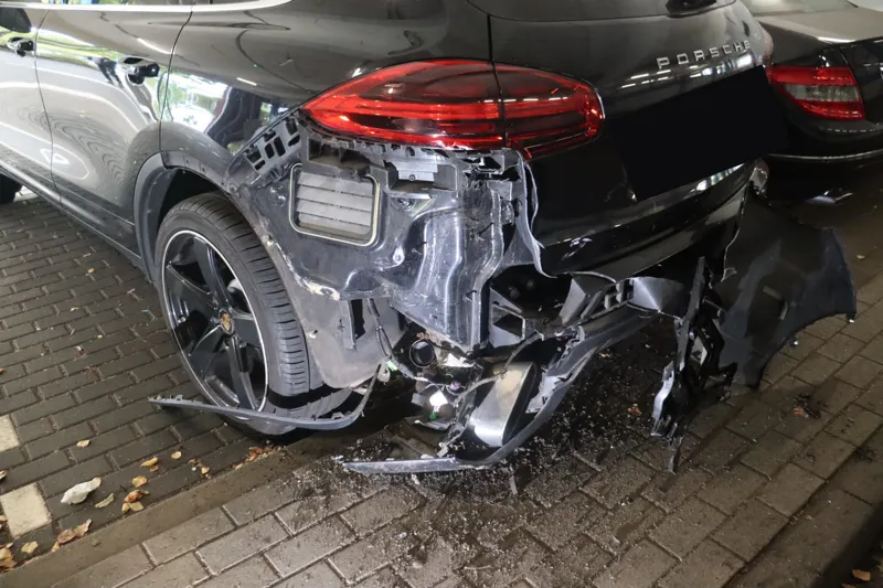 Schwerer Heckschaden Porsche Cayenne nach Auffahrunfall, begutachtet von Hanel Premtic